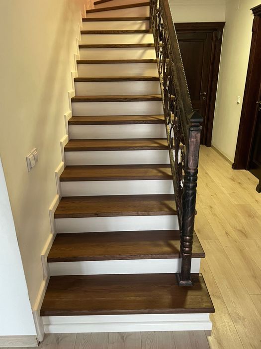 Scari de interior din lemn masiv ( stejar ) si usi interior la comanda