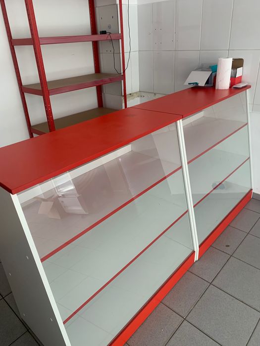 Vând tejghea și raft paine și frigider