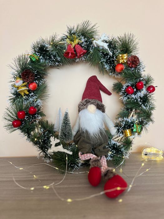 Коледен венец с гномче