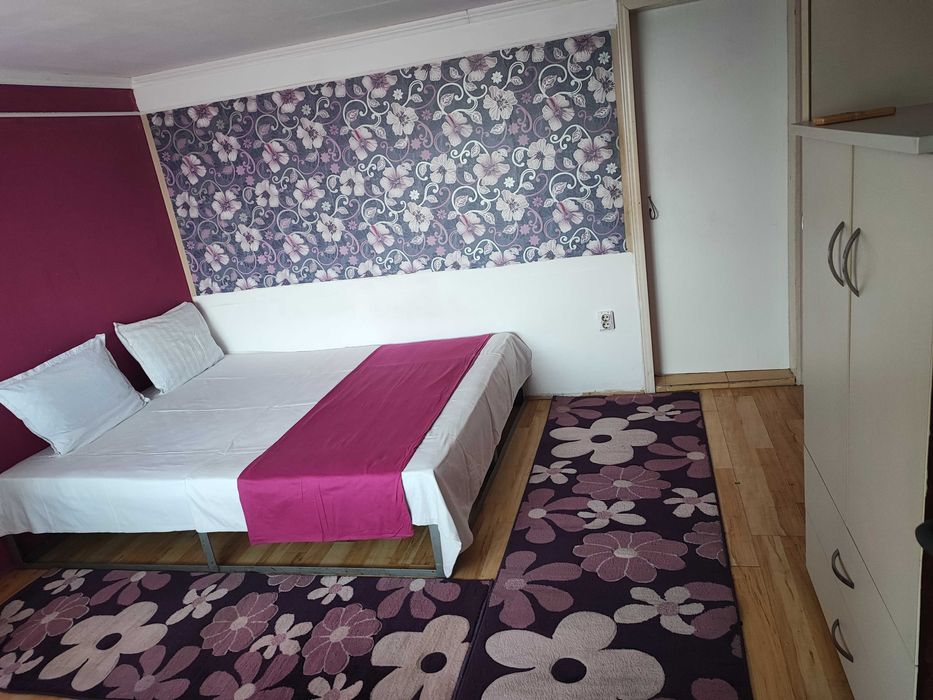 Давам боксониера под наем на Зеленика с гараж - на главния път