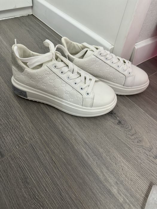 Продам кроссовки новые