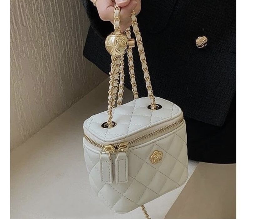 Продам белую сумочку