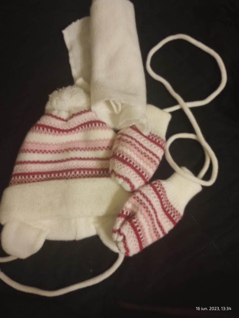 Caciuliţe de iarna cu mănuși si fular pentru copii.