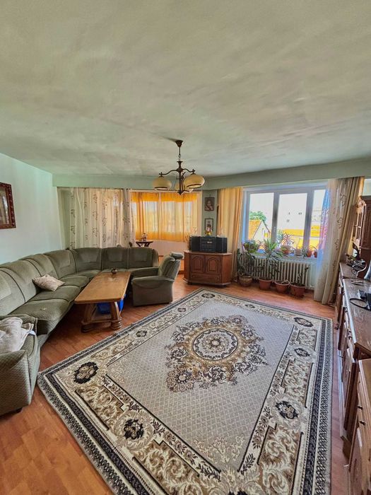 Apartament central cu 3 camere