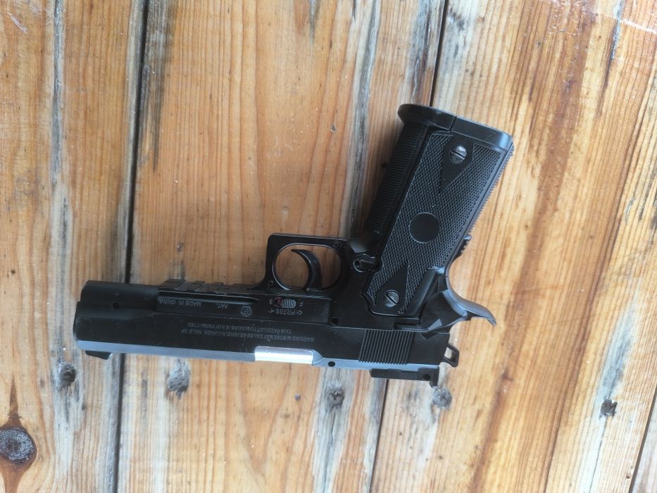 Пистолет CO2 Swiss Arms