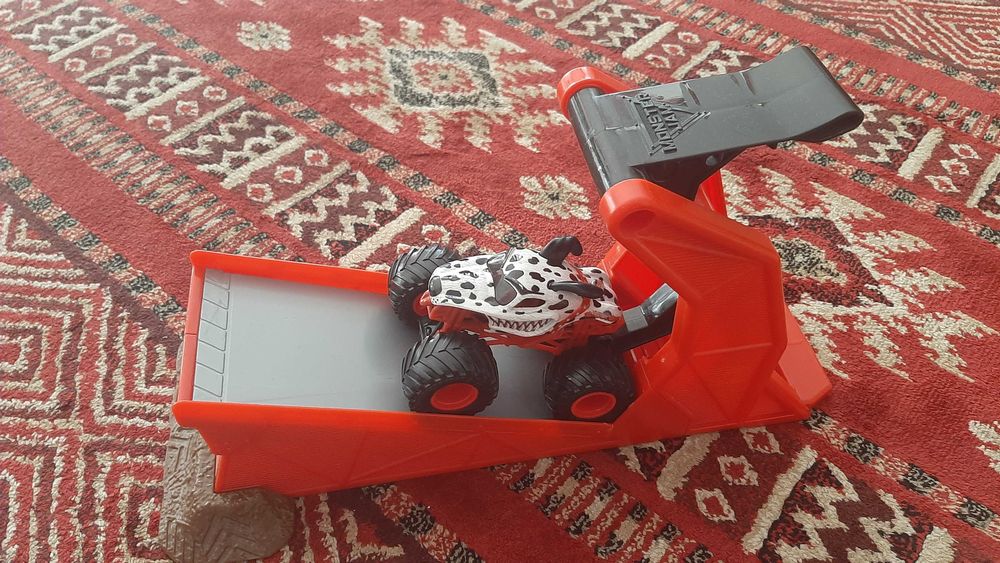 Set Monster Jam cu Monster Mutt, Trambulină și Cutie - COMPLET!