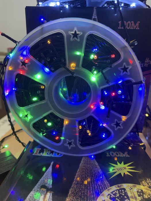 Instalatie brad diferite culori si jocuri de lumini