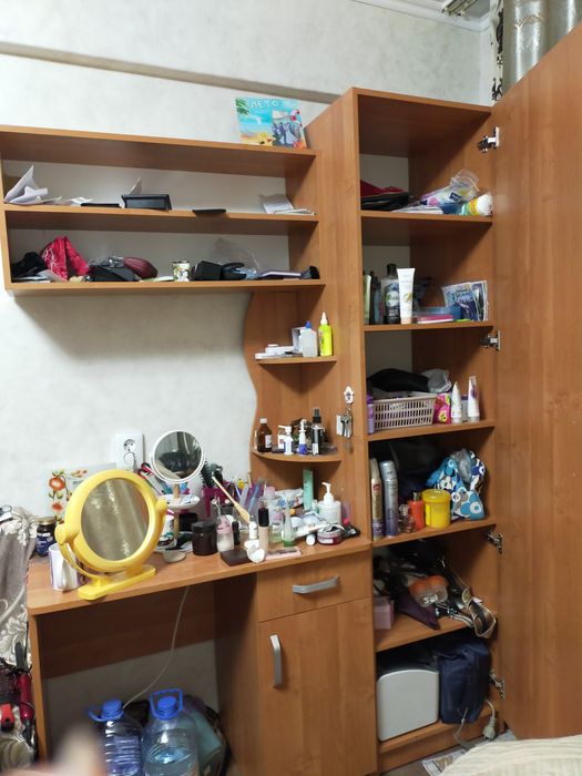 Продам пенал и столик 25000