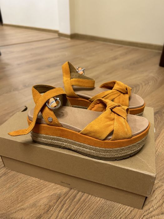 Vand sandale UGG din piele intoarsa, nr 36