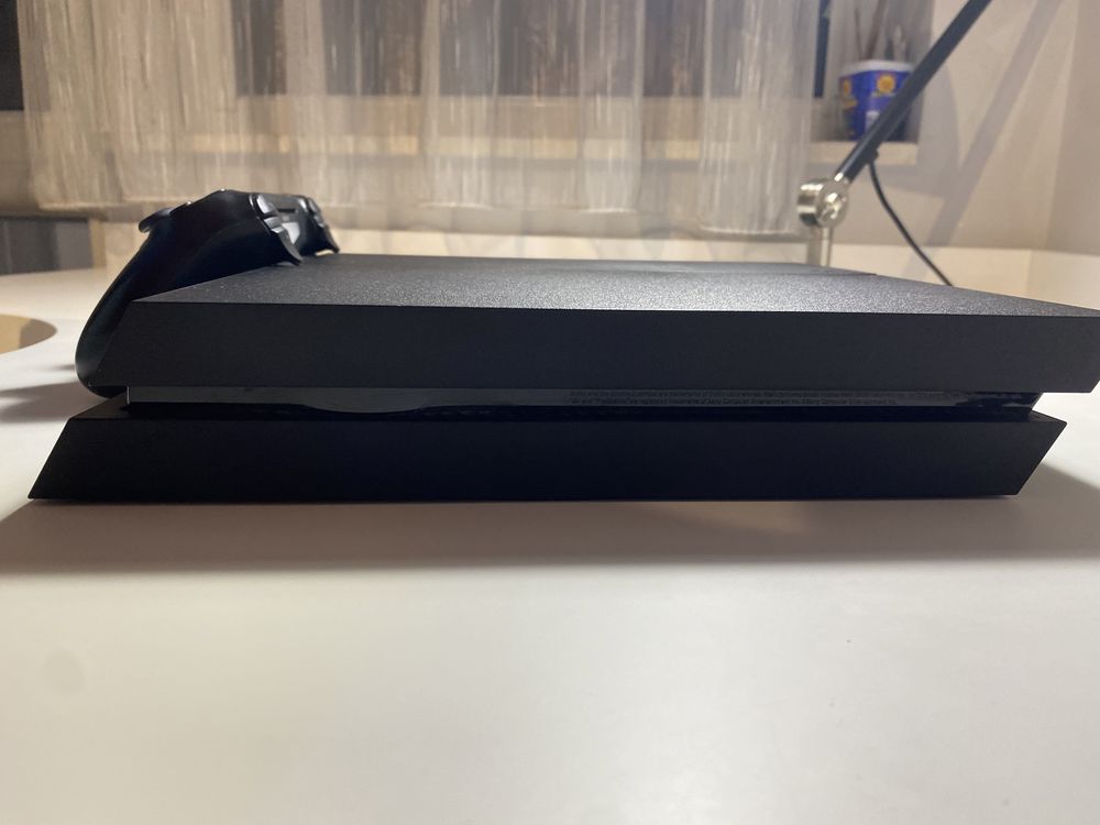 Sony Ps4 1 джойстик + подарък  4 игри