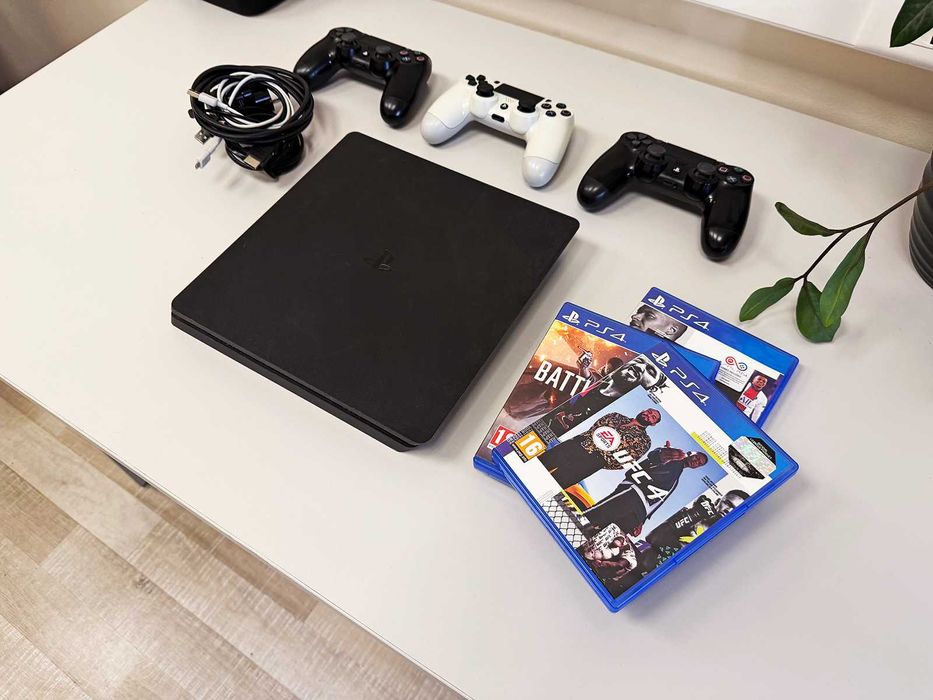 PlayStation 4 с 3 джойстика и игри / много запазен