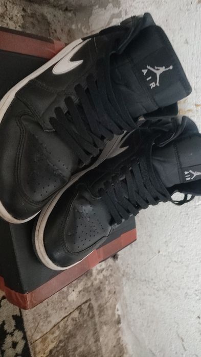 Vând Jordani Negri cu Alb