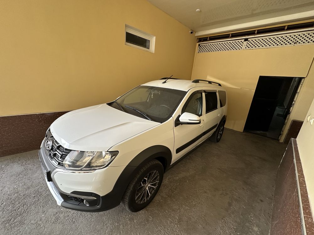 Lada largus cross