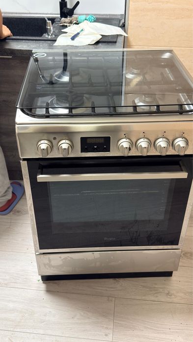 Aragaz pe gaz Whirpool si cuptorul electric