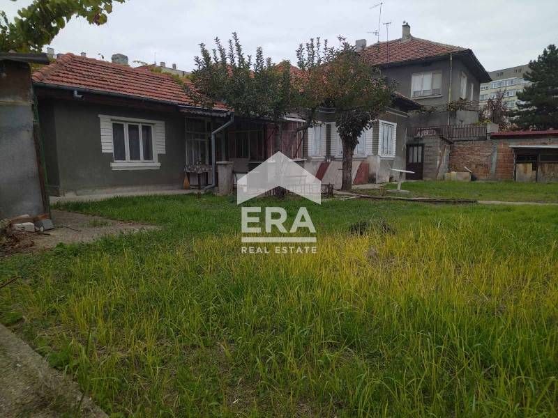 Ексклузивно от ЕРА Дръстър: Къща с двор и стопански постройки за ремон