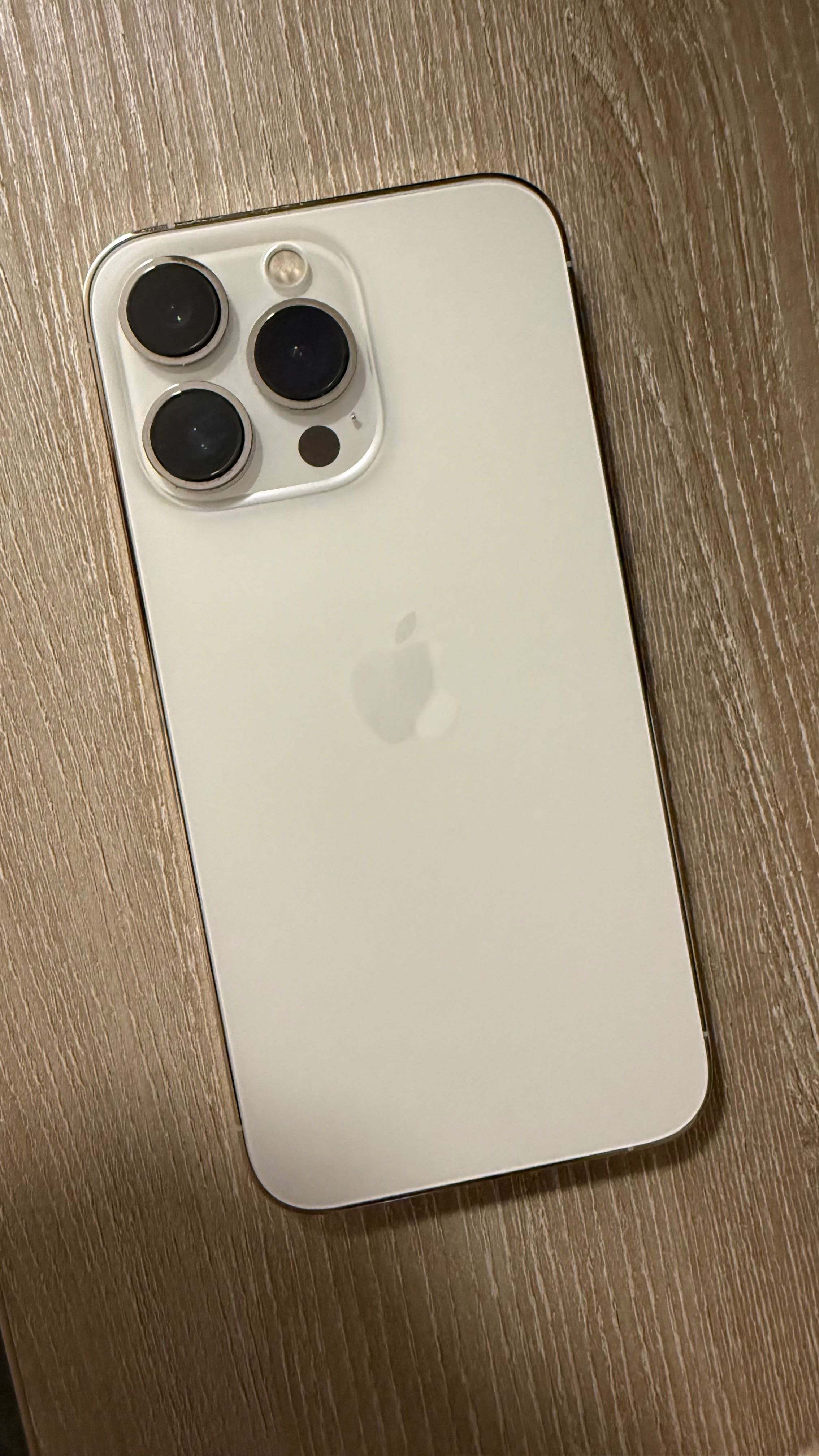 Apple Phone 13 Pro бял в перфектно състояние!