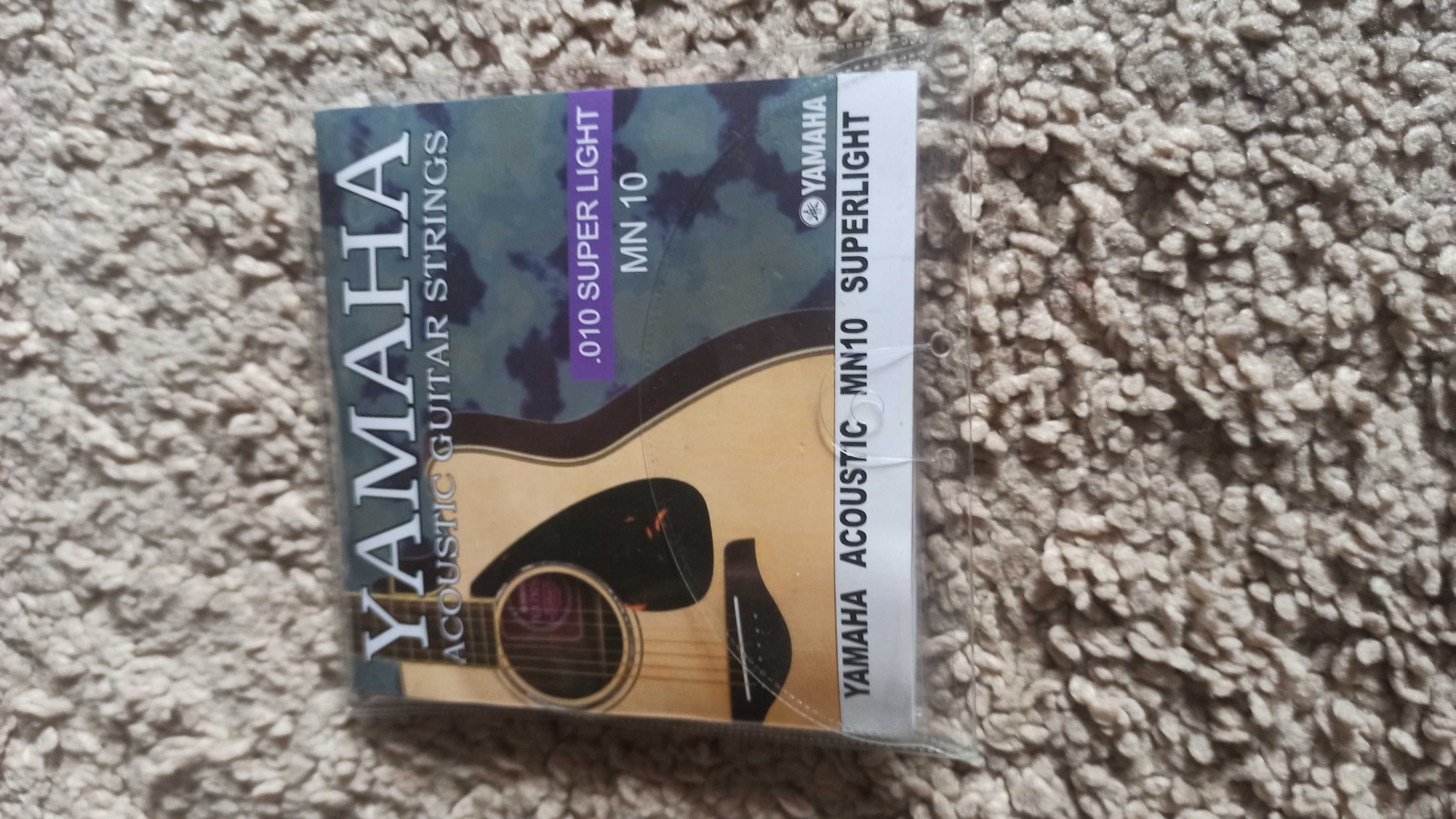 Гитара акустическая, с чехлом, новая, продам срочно, с комплектующими.