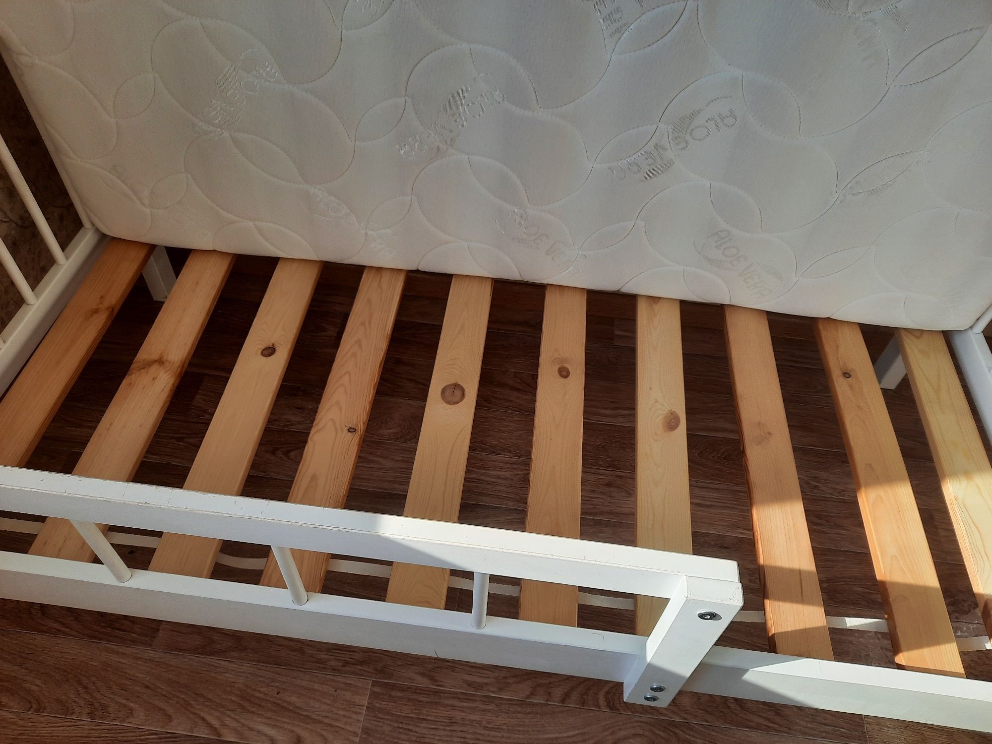 Продам деревянную детскую кровать
