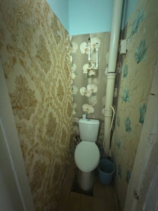 Шахар марказида жойлашган  3 хонали гиштли квартира сотилади.