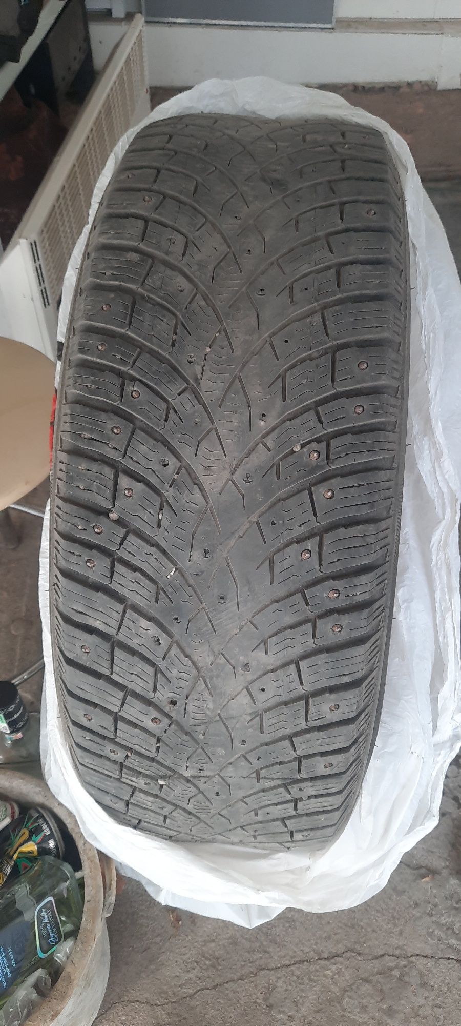 Продам зимнюю резину шипованную. Размер  265 60 R18, triangle
265 60 R
