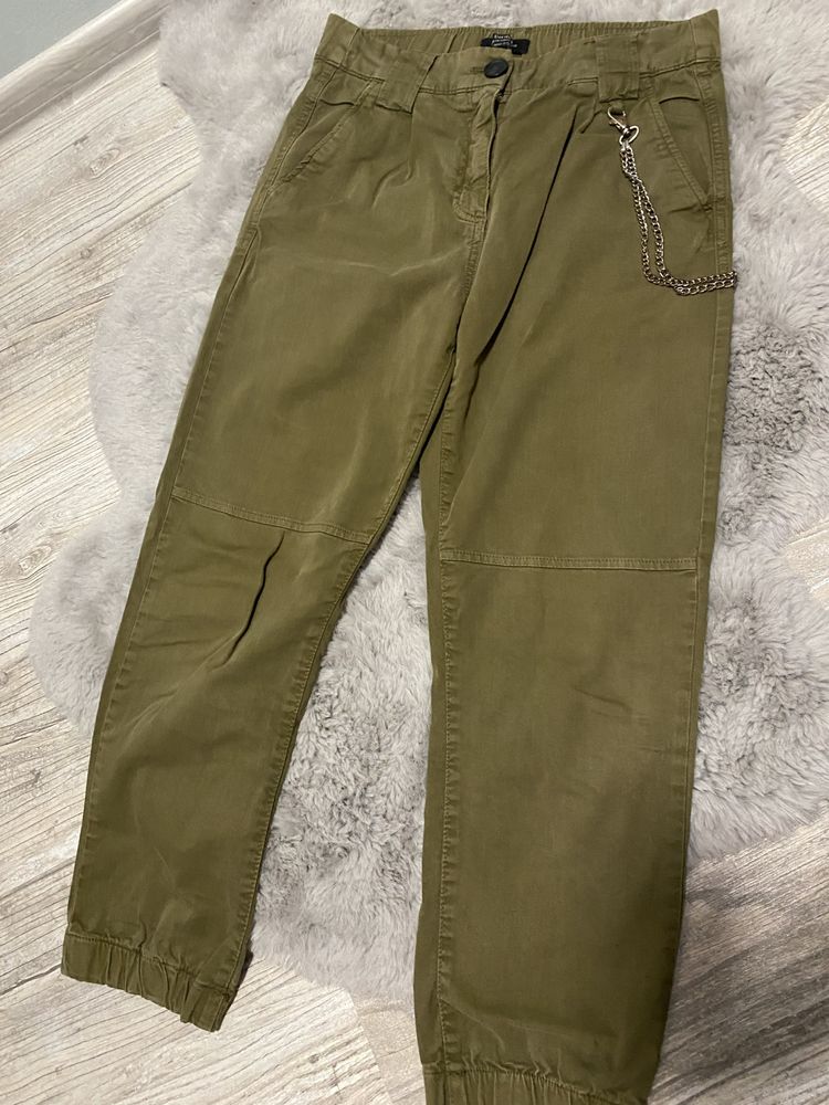 Карго панталон от Bershka с верига, която може да се маха. Размер 36
