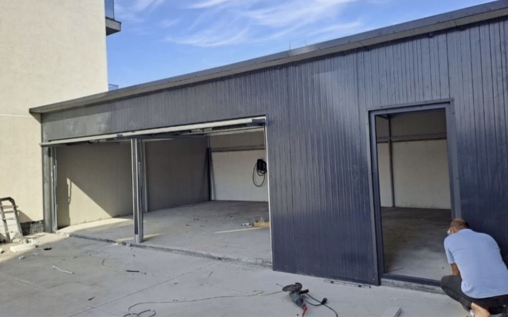 Vand. Garaje din structura metalica Învelită cu panouri sendviș
