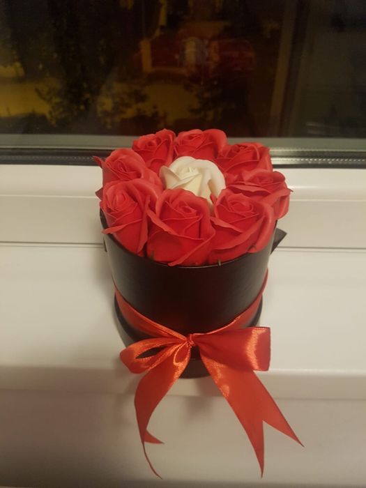 Cutie cu trandafiri din petale de sapun 50 lei