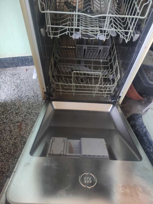 продавам съдомиялна машина за вграждане Bosch 45см.