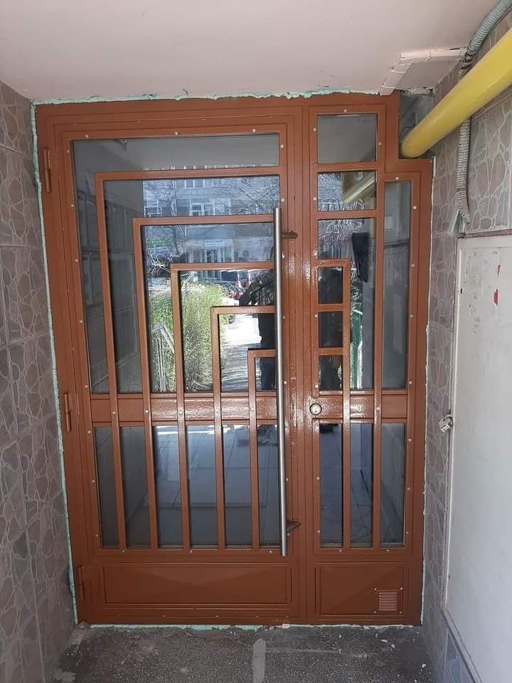 Ușii metalice intrare în bloc