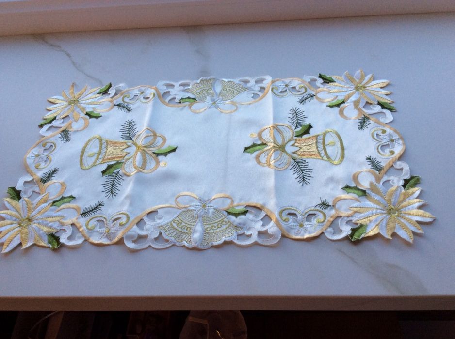 Продаю 4 салфетки сервировочные с новогодней тематикой