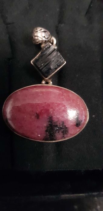 Продавам сребърни медальони  с естествени камъни