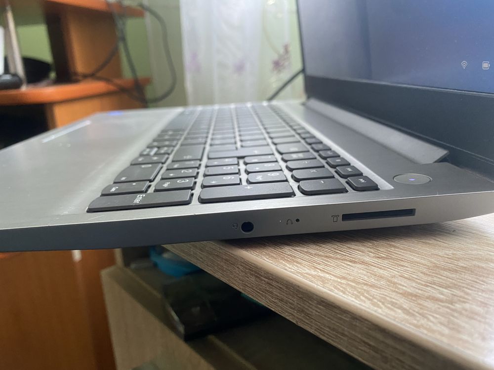 Vand laptop Lenovo IdeaPad 3