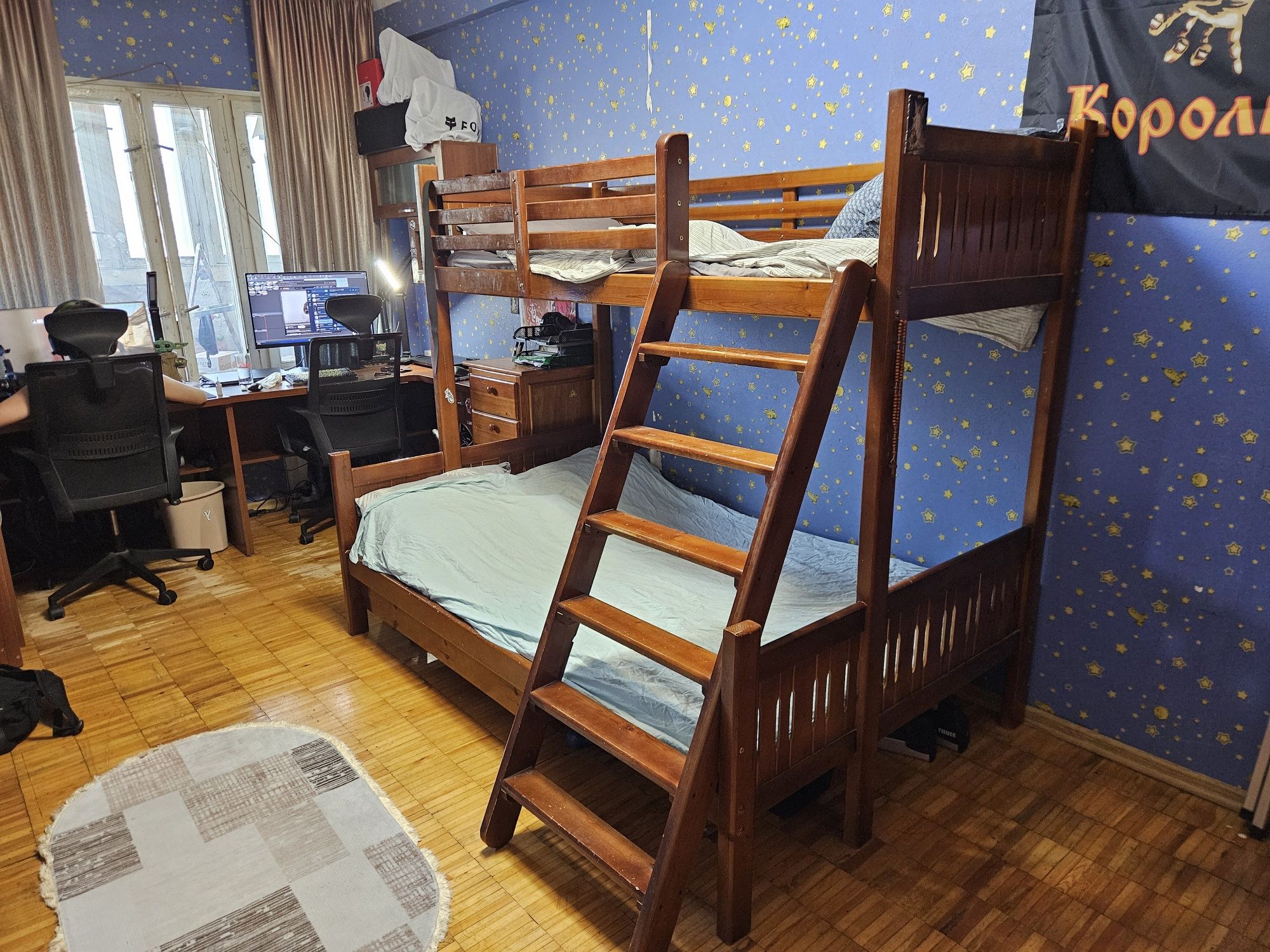 Двухярусная деревянная кровать