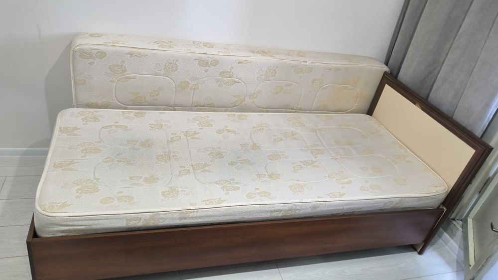 Продам односпальную кровать  с двумя матрасами