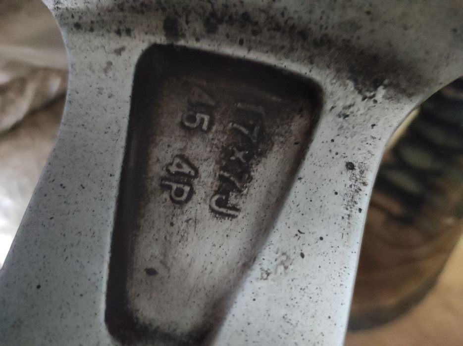 Джанти с гуми за Тойота Рав4 17 оригинални.  4