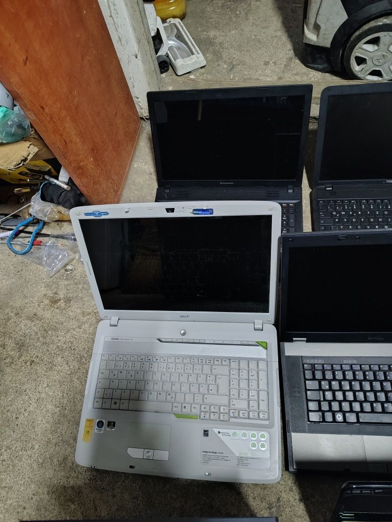 10 laptopuri 3 HP 3 Dell 1 Compaq 1 Toshiba 1 Lenovo 1 Acer