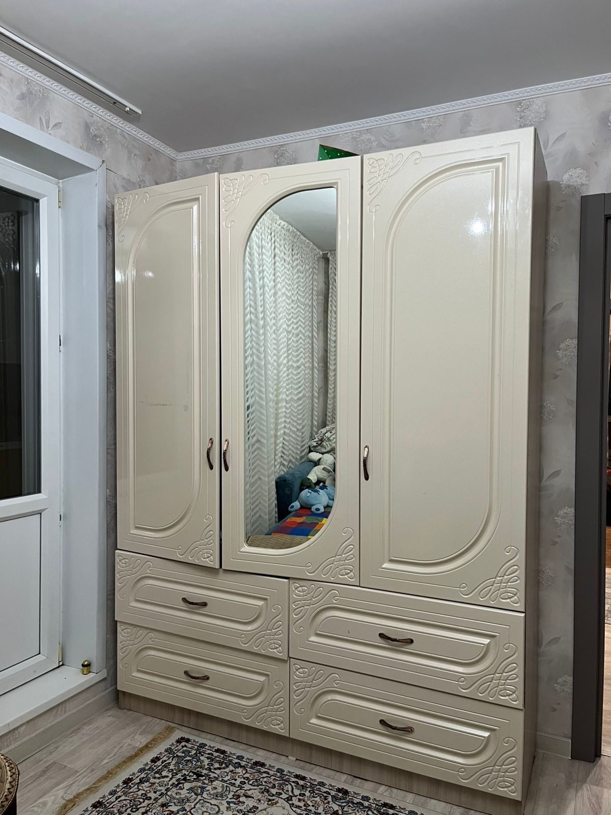 Продам шкаф в среднем состоянии