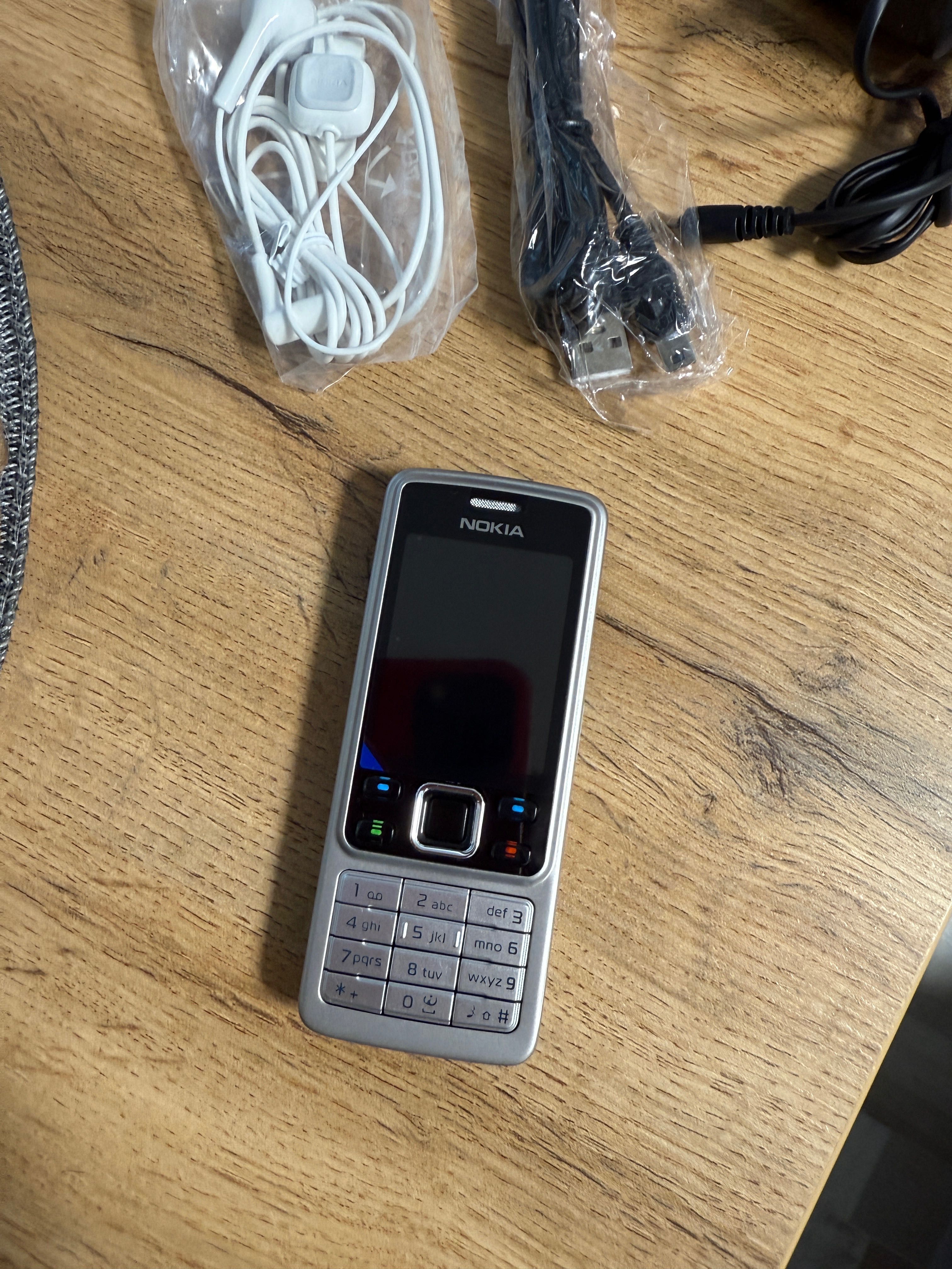 Nokia 6300 Silver - Като Нов - Кутия, зарядно, слушалки и USB кабел
