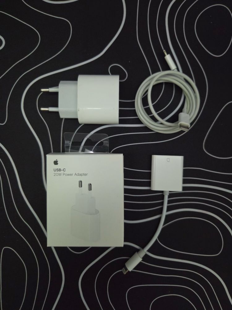 iPhone 14 Plus White 128 GB + 8 кейса + зарядно + Адаптер за SD карта