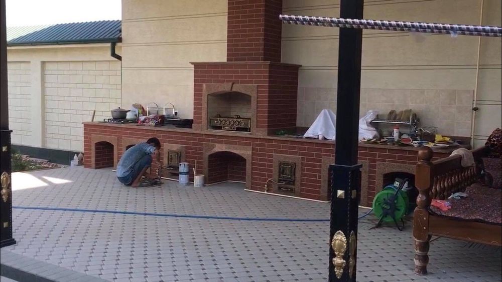 Команда мастеров строит летние кухни, барбекю, очаги