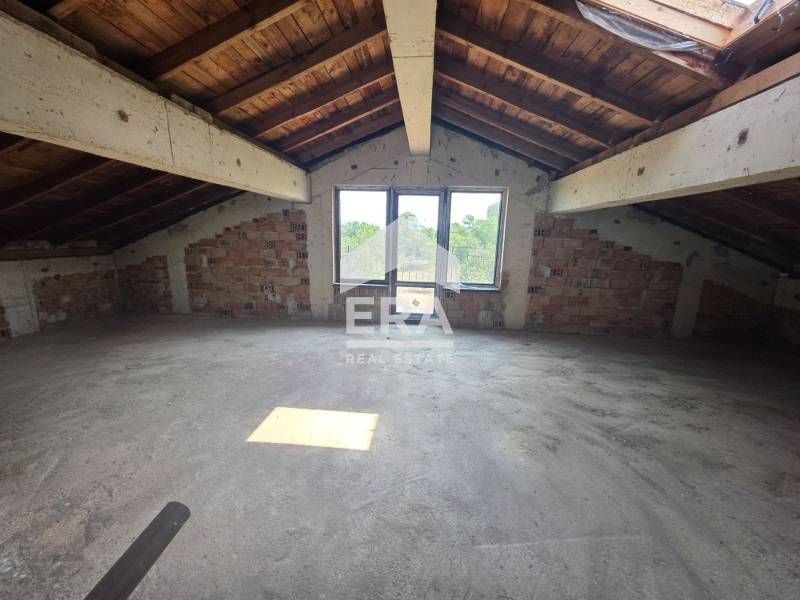 Две триетажни къщи по БДС в село Равна гора област Варна