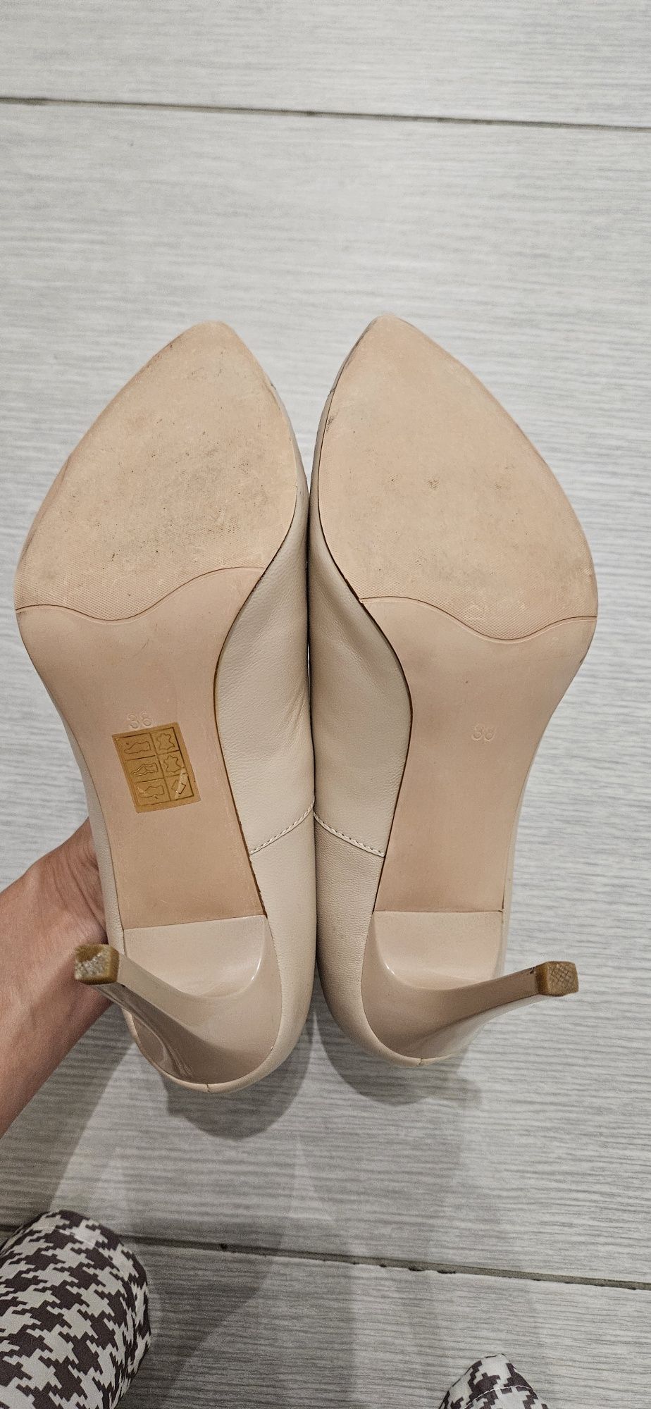 Pantofi bej din piele