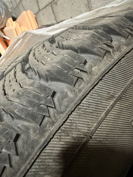 Продам резину зимнюю.  Nokian Hakkapeliitta R3 SUV 265/65/R17