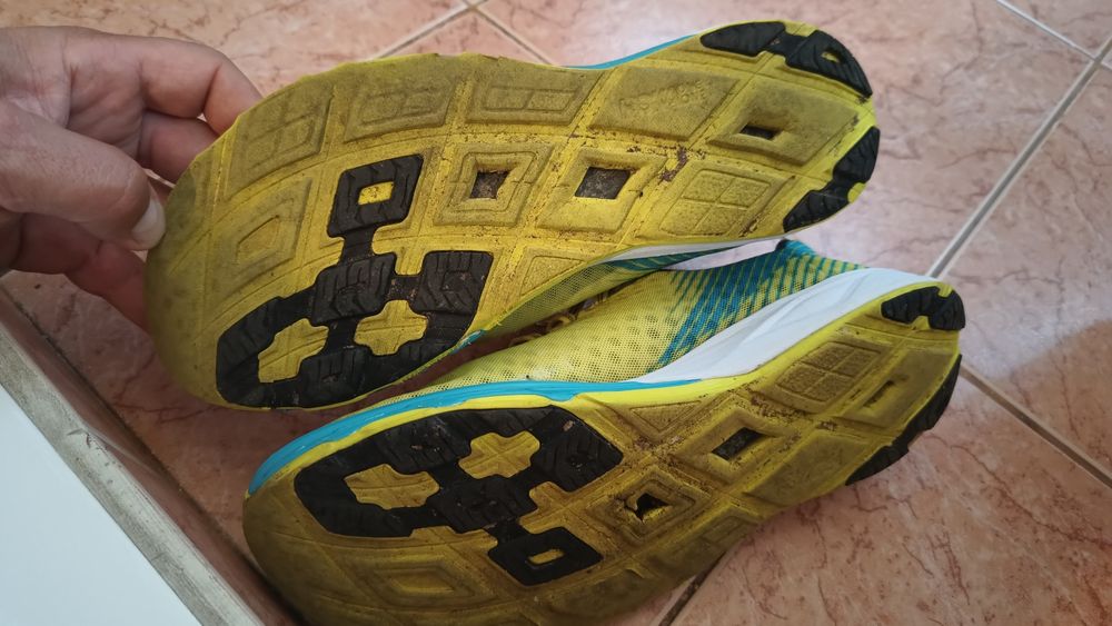 Adidași HOKA one one pentru alergare