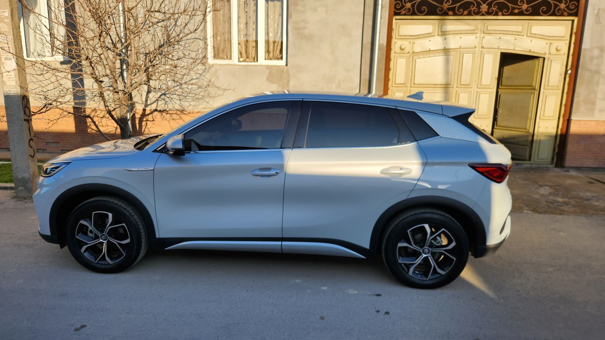 BYD Yuan Plus 510 yuradi  NARDO GREY rangi 2023 yil kraskasi toza