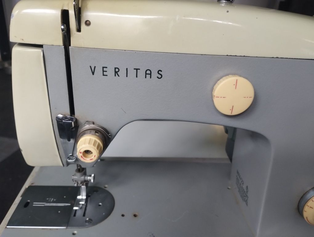 Mașină de cusut veritas