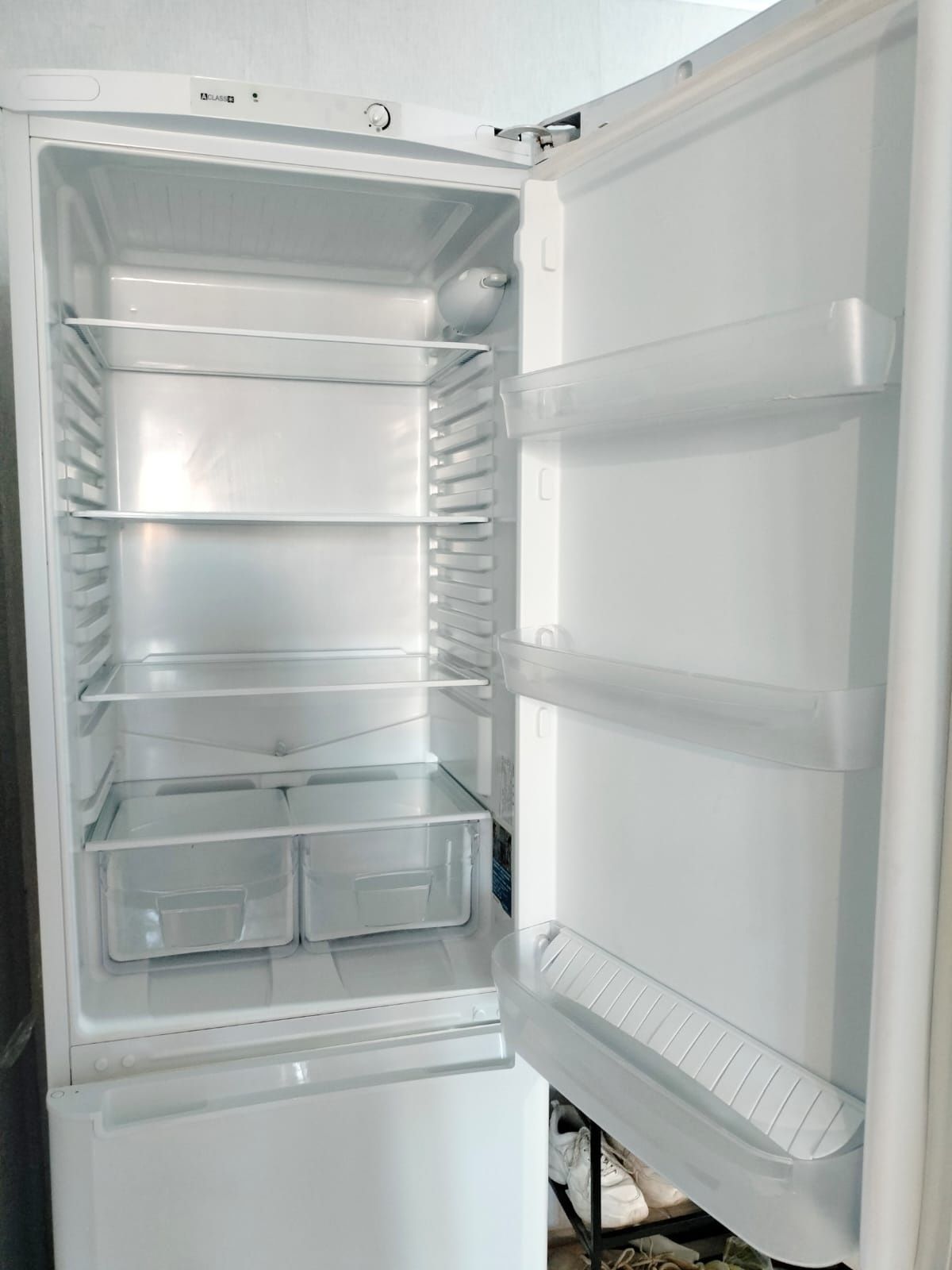 Продам 2-х камерный холодильник Индезит