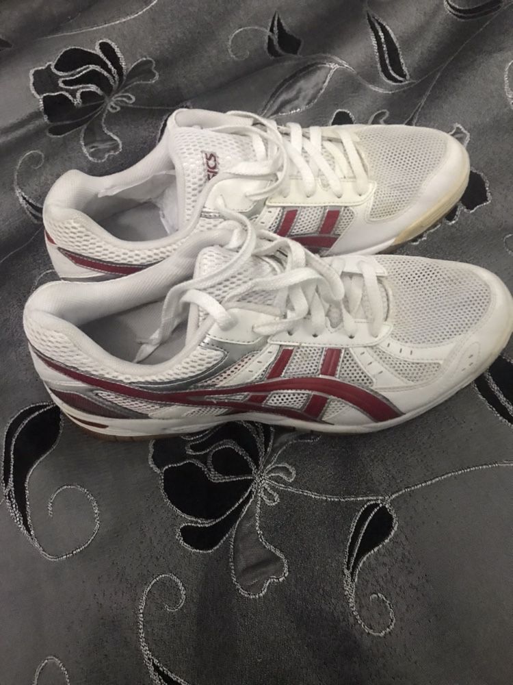 Волейбольные кроссовки Asics