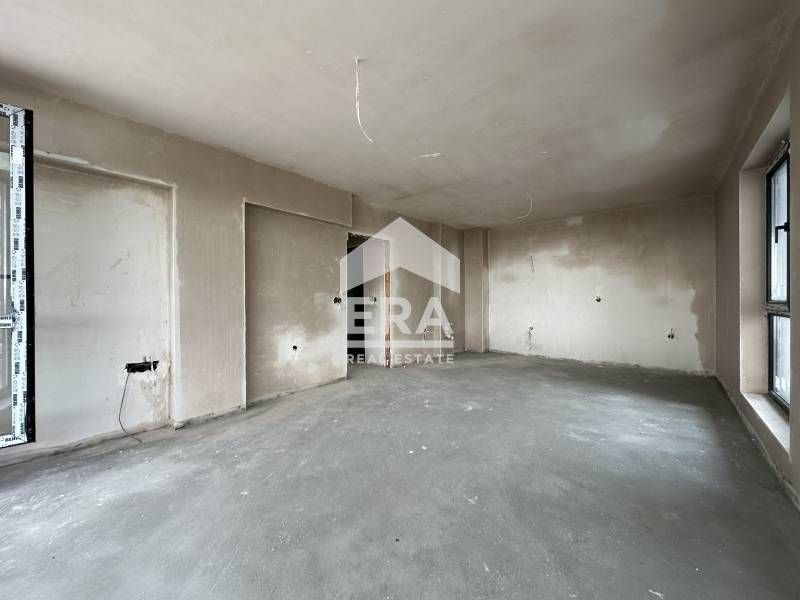 Тристаен, ексклузивен, източен апартамент за продажба, с голяма дневна