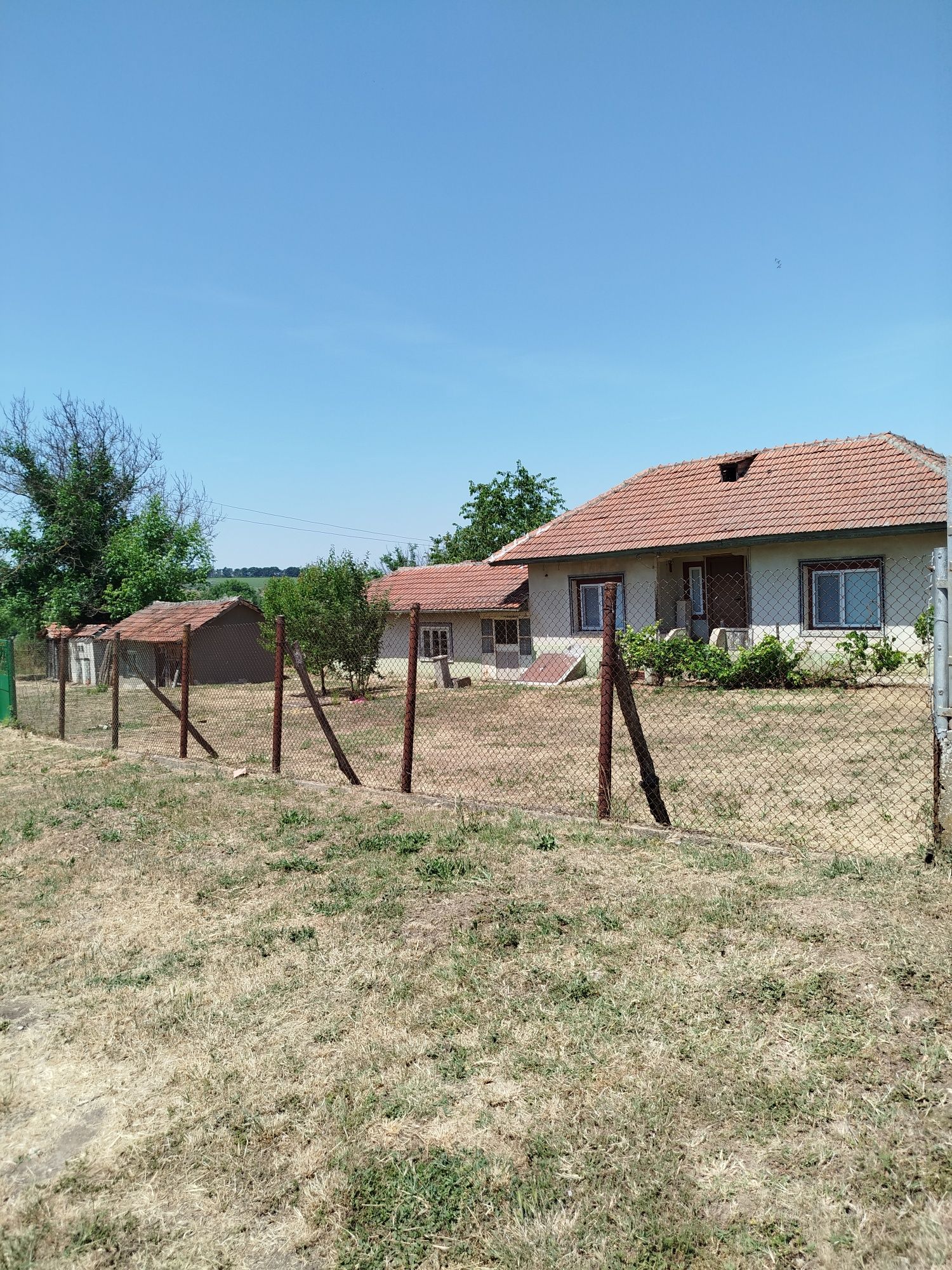 Продавам Къща в село Майор Ценович на 15км. от гр. Силистра